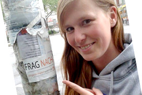 Sarah Lang mit dem abgeordnetenwatch.de-Sticker