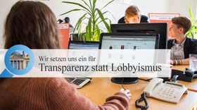 Bürofoto: Das abgeordnetenwatch.de-Team bei der Arbeit