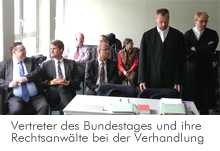 Bundestags-Anwälte bei der Verhandlung