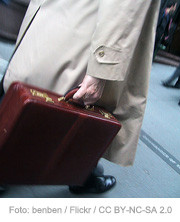 Motivfoto: Mann mit Koffer