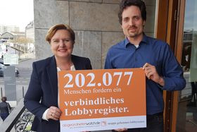 Unterschriftenübergabe an Eva Hoegl SPD