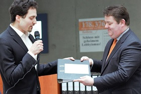 Bild von der Unterschriftenübergabe zur Lobbyregisterpetition mit Ansgar Heveling, CDU