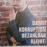 Dynamischer Tüp vor Backsteinwand auf Hohlkammerplakat. Der Text suggeriert mit ihm bleibe Korruption bezahlbar.