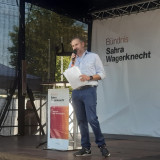 Das Bild zeigt Jens Hentschel-Thöricht während eines Auftrittes von Sahra Wagenknecht in Hoyerswerda.