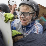 Kandidatin mit Helm und Schutzbrille mitten im Kampf gegen Kreuzberg bei der Wasserschlacht auf der Oberbaumbrücke