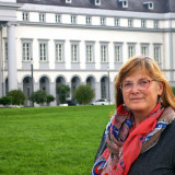 Marieluise Salm vor dem Koblenzer Schloß