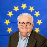 Portraitfoto von Prof. Dr. Lutz Kowalzick vor der Europa-Flagge