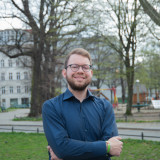 Johannes Kolleck vor der Trinitatiskirche auf dem Karl-August-Platz