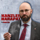 Dominic Harapat raucht zwei Zigaretten vor einem grauen Hintergrund, auf dem „Kanzler Harapat“ steht. 