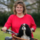 Claudia Mollenschott unterwegs mit dem Fahrrad und ihrem Hund Debbie.