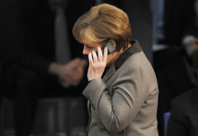 Angela Merkel beim Telefonieren