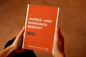 Foto Titelseite des Jahresberichts 2021 von abgeordnetenwatch.de