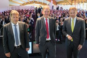 Robert Habeck (Grüne), Reinhold von Eben-Worlee, (Präsident Familienunternehmer), Christian Lindner (FDP), 2022