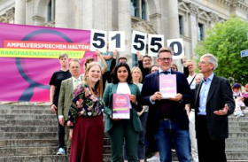 Petitionsübergabe Transparenzgesetz am 10.6.2024 vor dem Bundestag - Gruppenbild mit den Grünen-MdBs Khan und von Notz